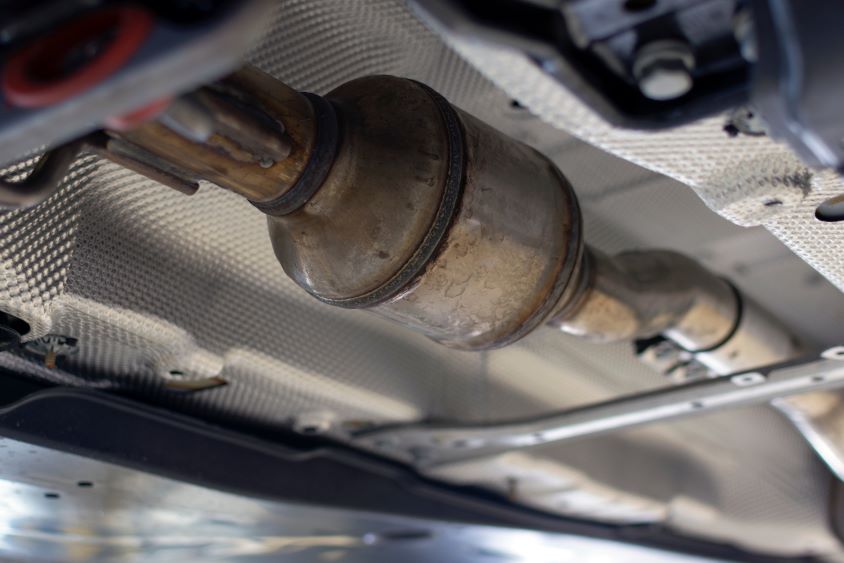 Catalytic converter fitted to the underside of a vehicle